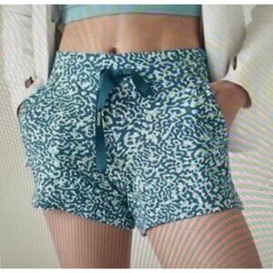 Athleta XS Balance 4" Shortie Teal & White Abstract Print